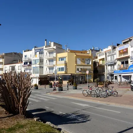 Beachfront In Spain With Marina Views 公寓 *